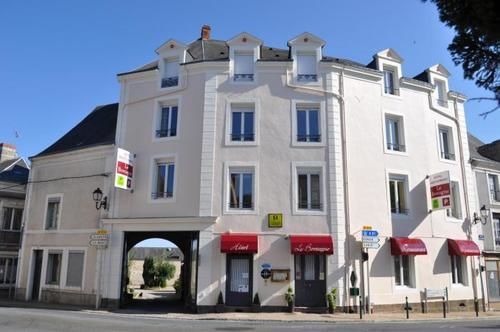 Logis Le Bretagne Hotell Sillé-le-Guillaume Exteriör bild