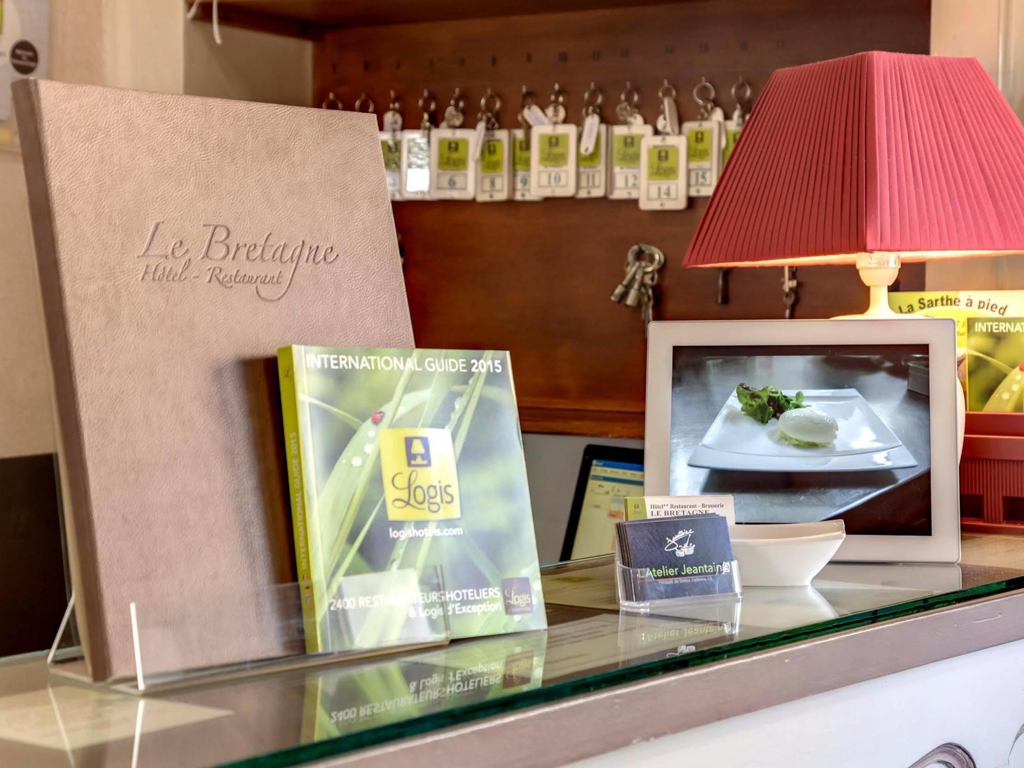 Logis Le Bretagne Hotell Sillé-le-Guillaume Exteriör bild
