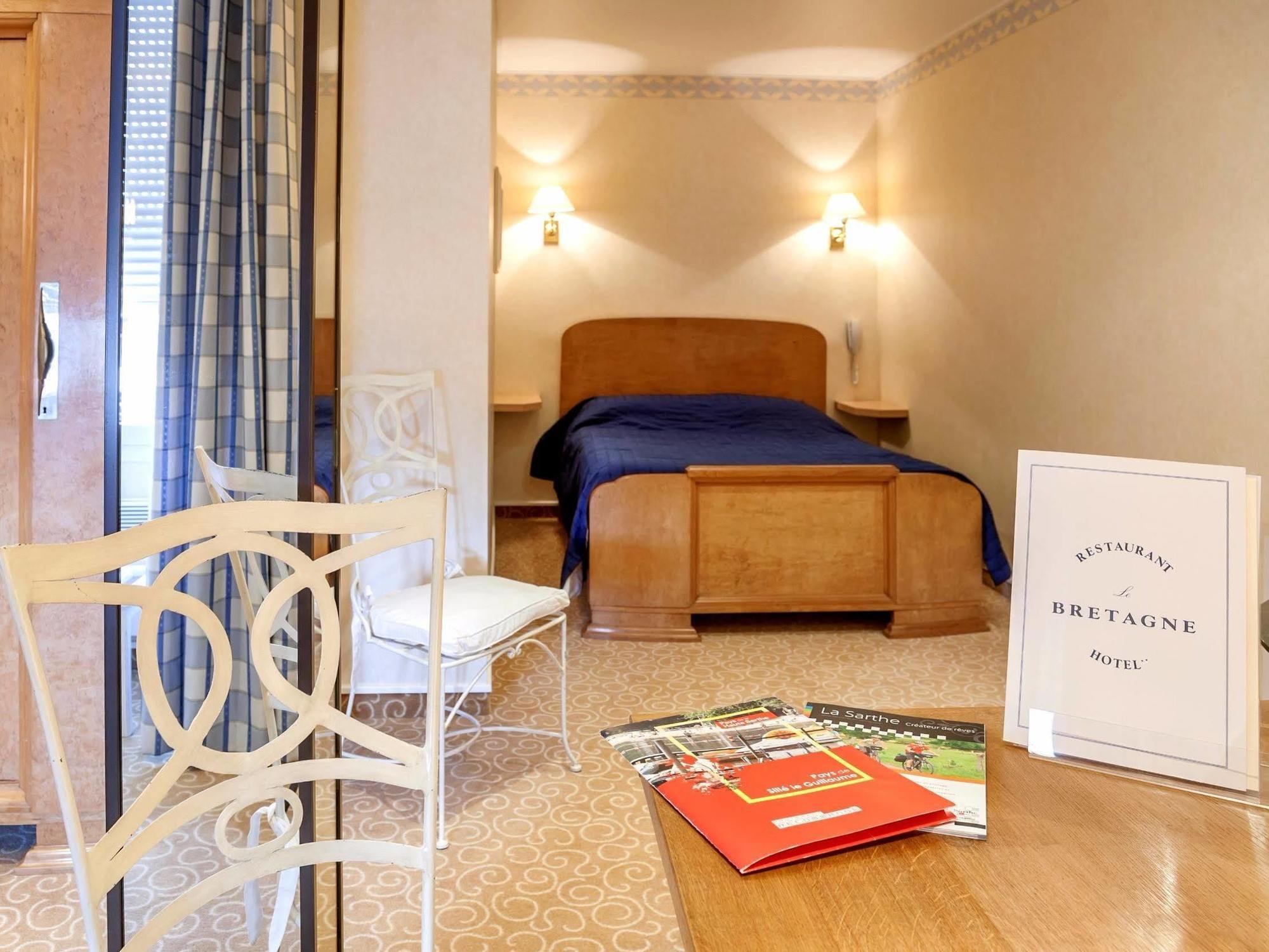 Logis Le Bretagne Hotell Sillé-le-Guillaume Exteriör bild