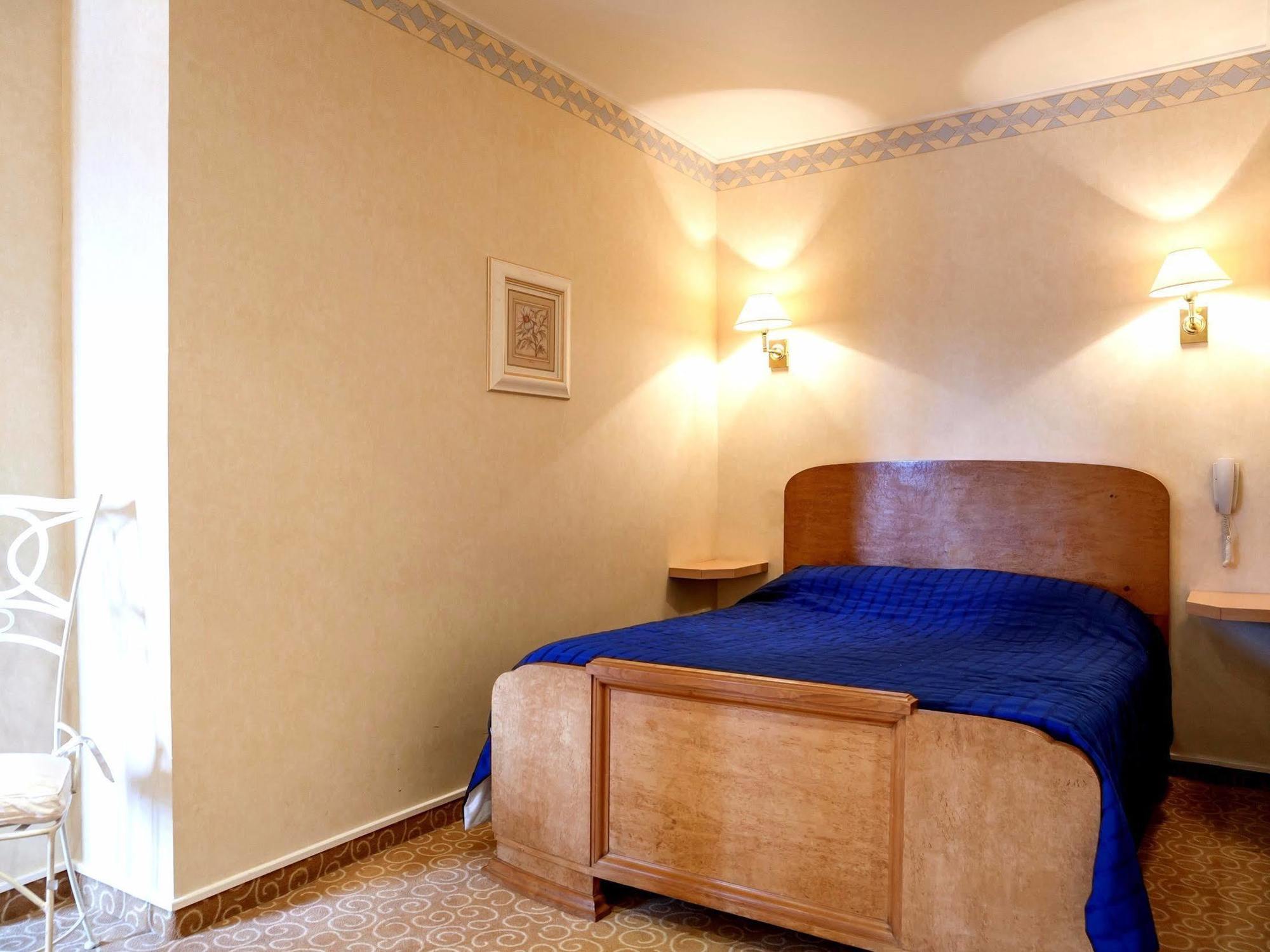 Logis Le Bretagne Hotell Sillé-le-Guillaume Exteriör bild